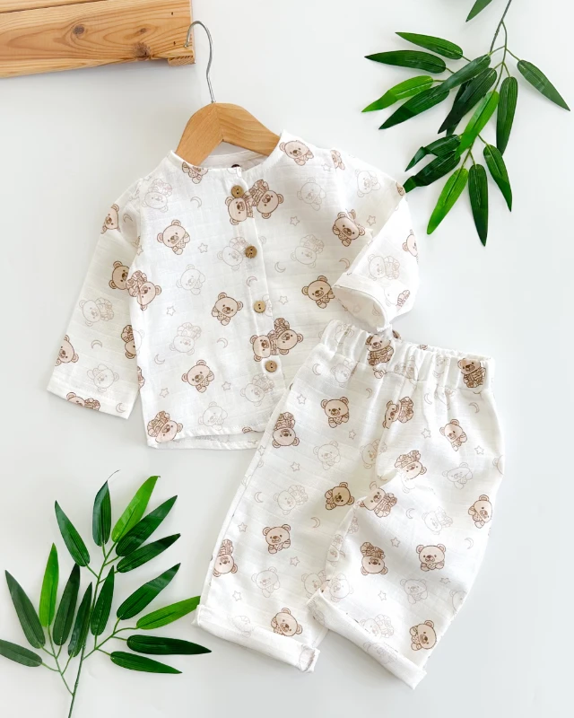 Minik peluş ayıcık desen ahşap düğmeli mevsimlik muslin 2li pijama takım 